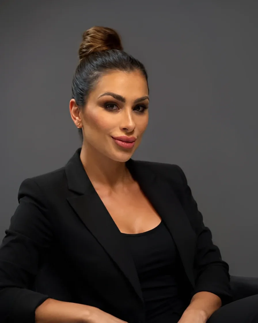Gabi, apresentadora da M3, de terno escuro